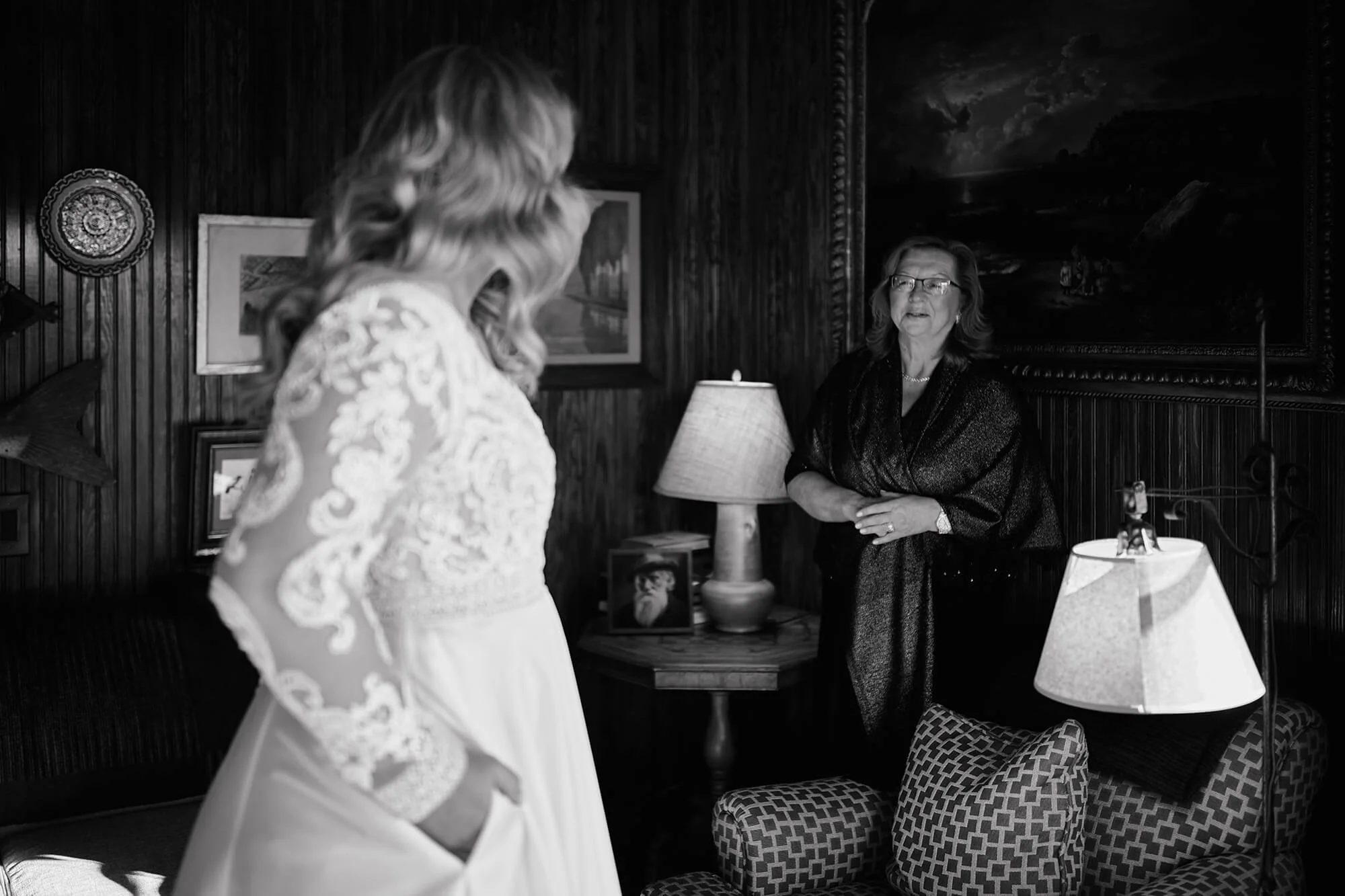 Mother’s first look at bride on wedding day