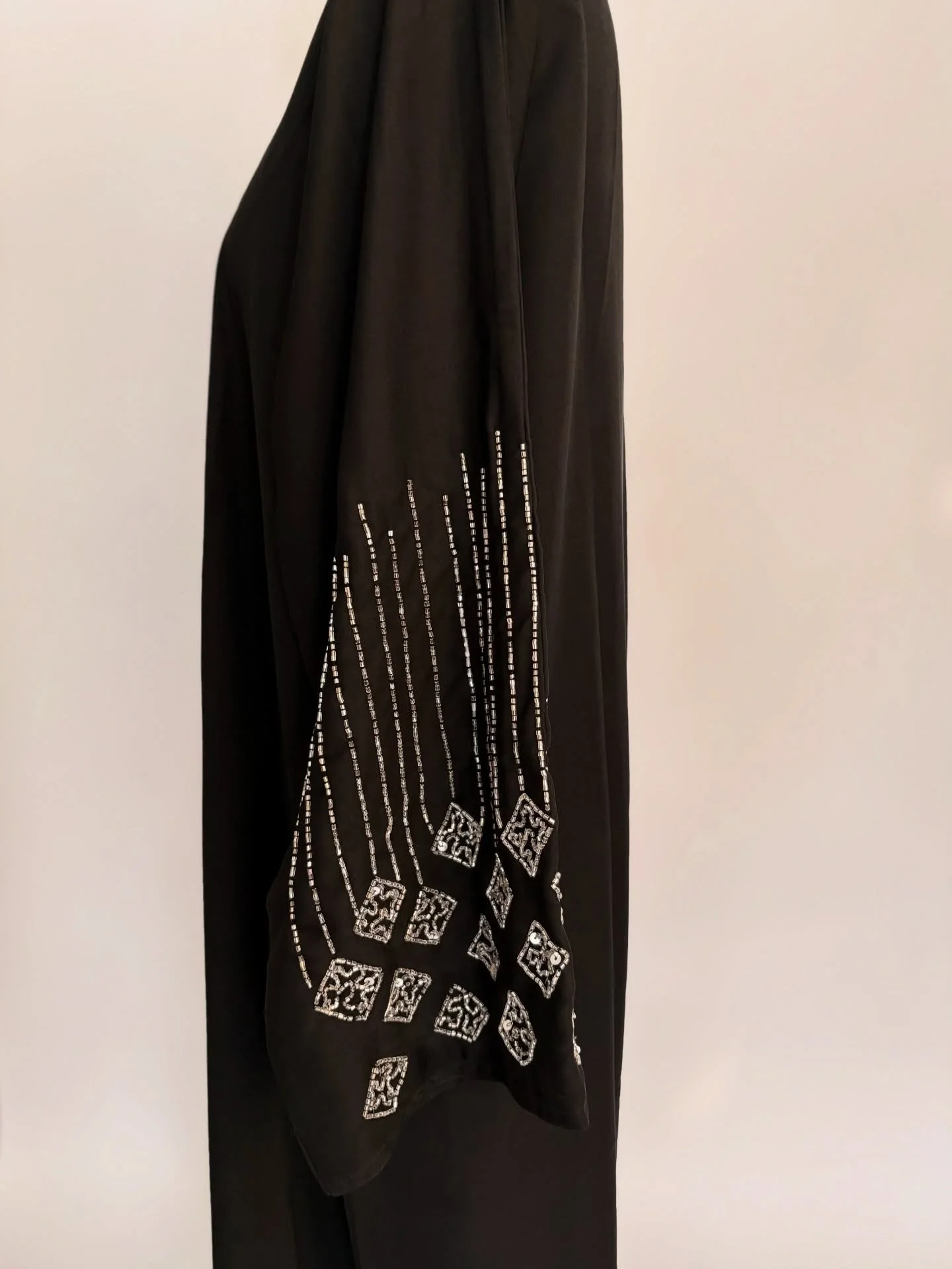 Silver kite at night. This silver kite motif abaya with a striking contrast on black is made to standout.
Dm for more pictures. 
Available at www.husnalhaya.com