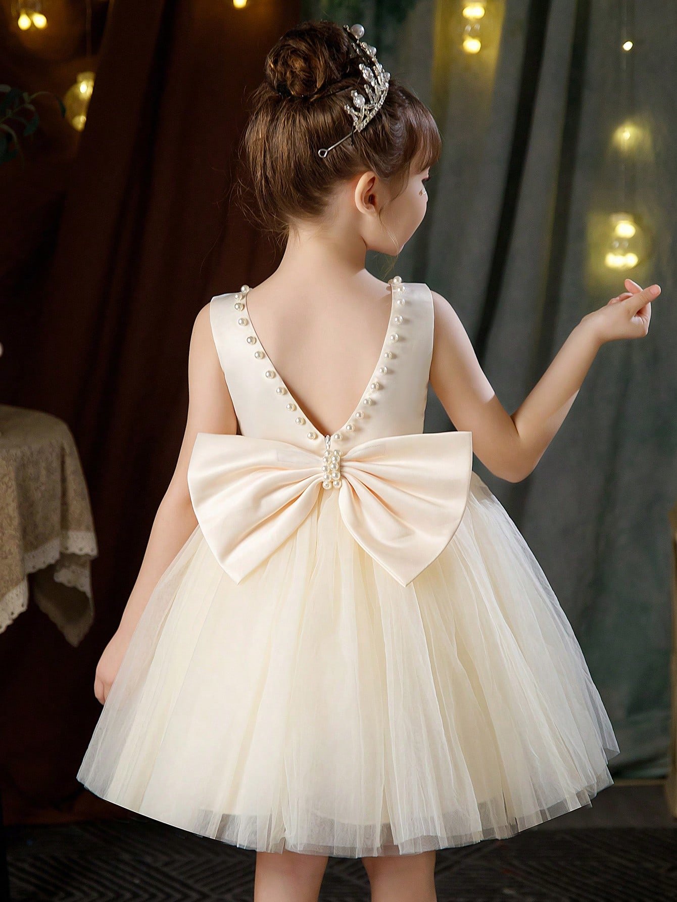 Vestido de princesa con escote en V profundo y moño con decoración de perlas para niña