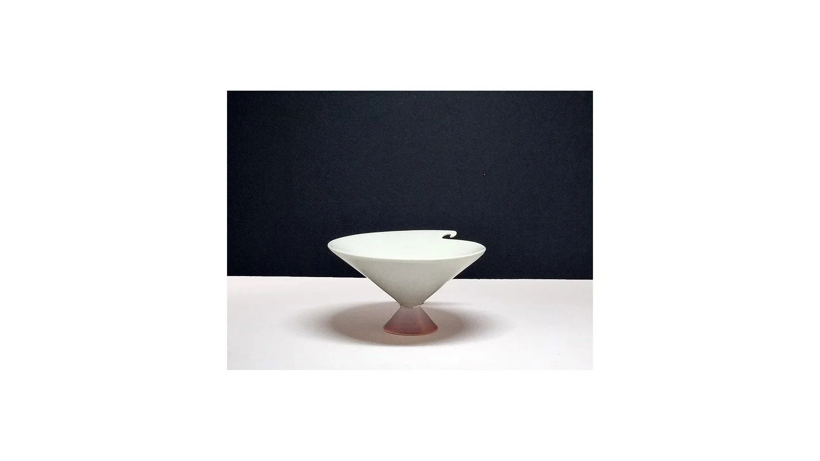 Taniguchi Shinya (b. 1978). Standing Seihakuji sake cup with red base, porcelain, H 6 cm x W 10.5 cm. 