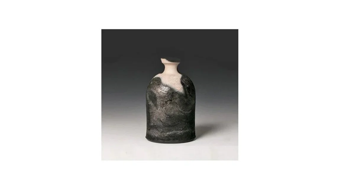 Sakata Jinnai (1943-2023), Bottle-shaped vase with incised patterns, stoneware, charcoal glaze, H 23 cm x W 14 cm.
