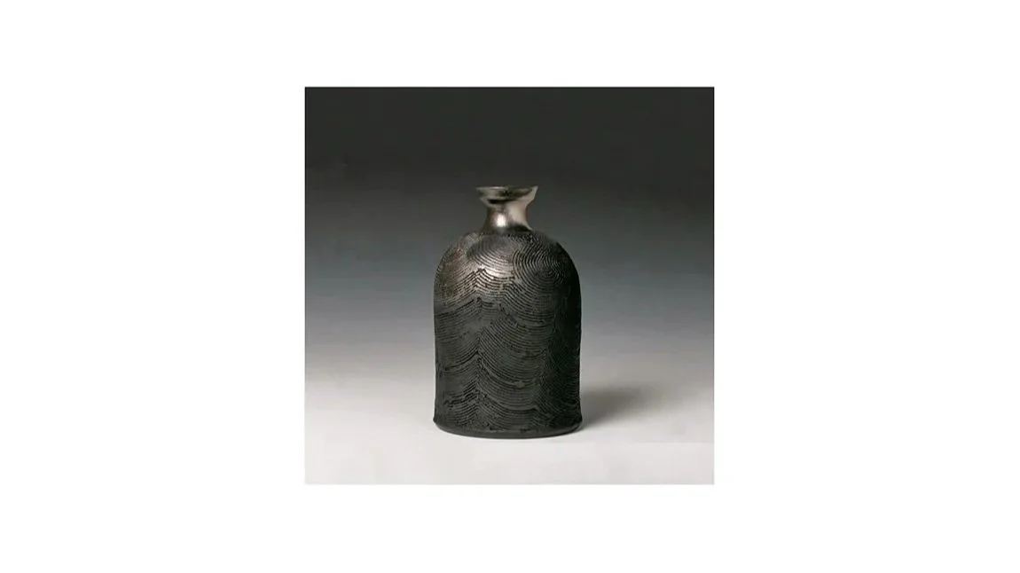 Sakata Jinnai (1943-2023), Bottle-shaped vase with incised patterns, stoneware, charcoal glaze, H 23 cm x W 14 cm.