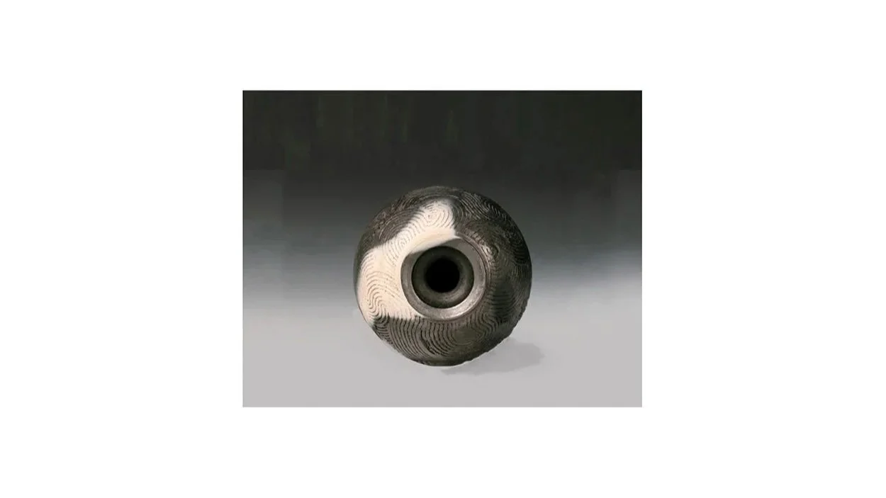 Sakata Jinnai (1943-2023), Bottle-shaped vase with incised patterns, stoneware, charcoal glaze, H 23 cm x W 14 cm.