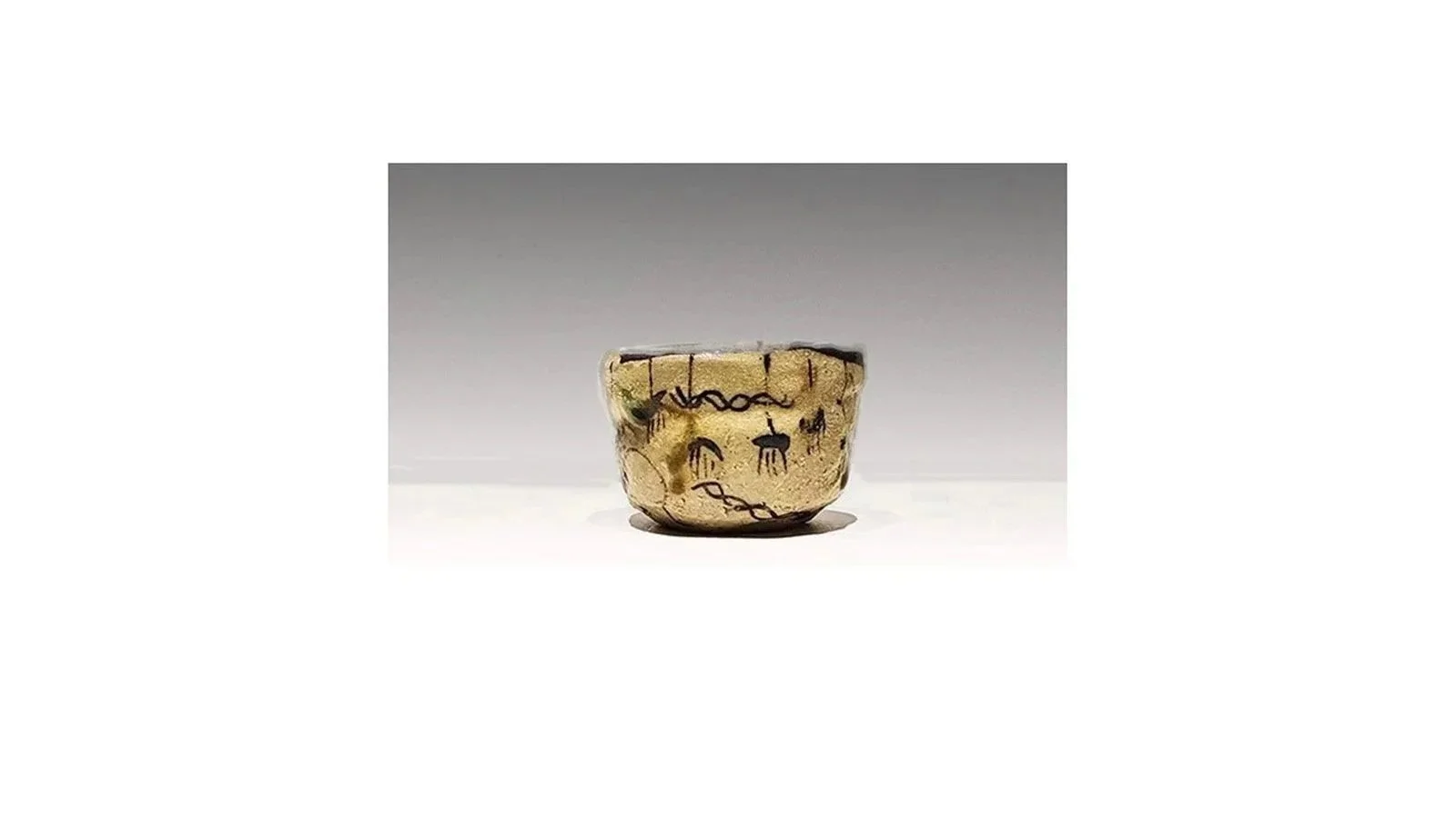 Suzuki Goro (b. 1941). Oribe sake cup wit abstract designs, stoneware with copper-green and iron-oxide glazes, H 4.7 cm x W 7 cm.
