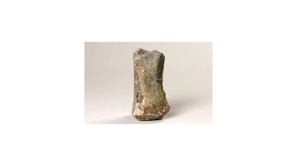 Shingaku Arata (b. 1973). Iga vase, H 14.7 cm x W 9.3 cm. 