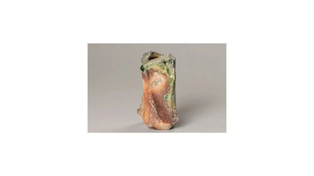 Shingaku Arata (b. 1973). Iga vase, H 14.7 cm x W 9.3 cm. 