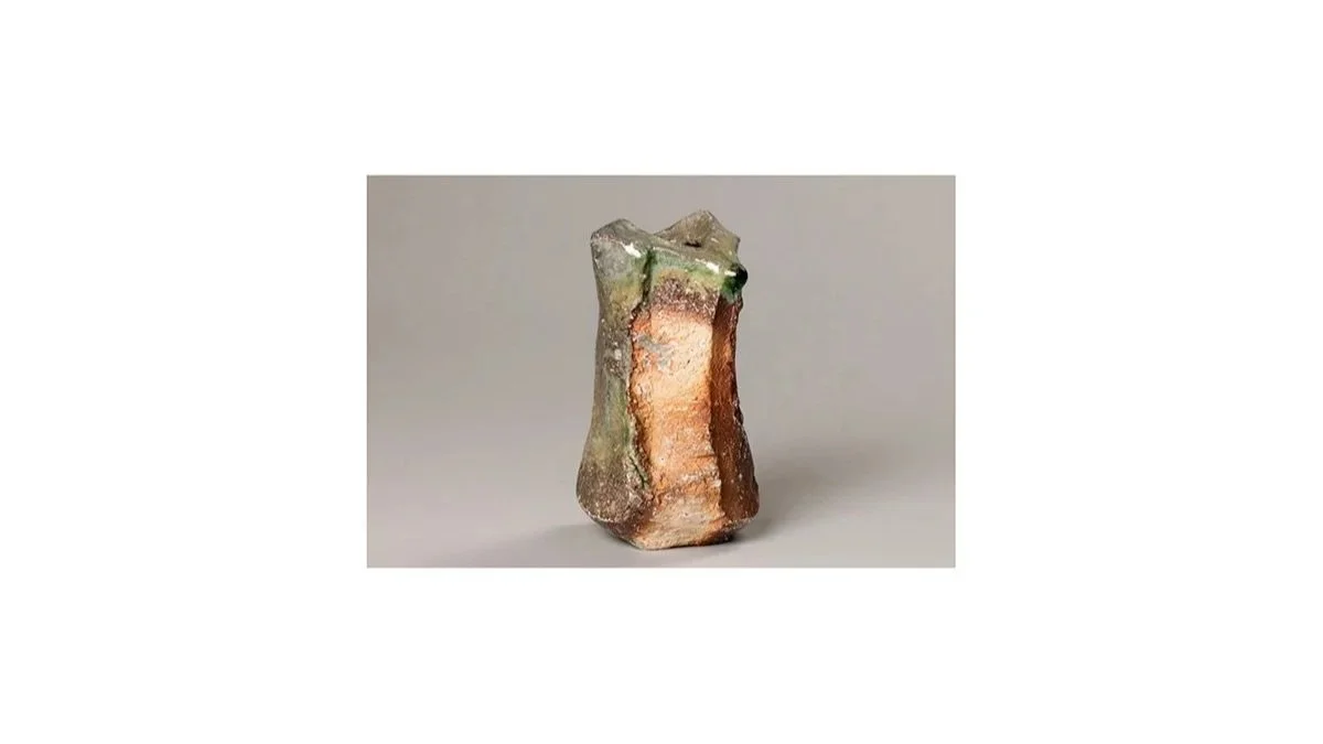 Shingaku Arata (b. 1973). Iga vase, H 14.7 cm x W 9.3 cm. 