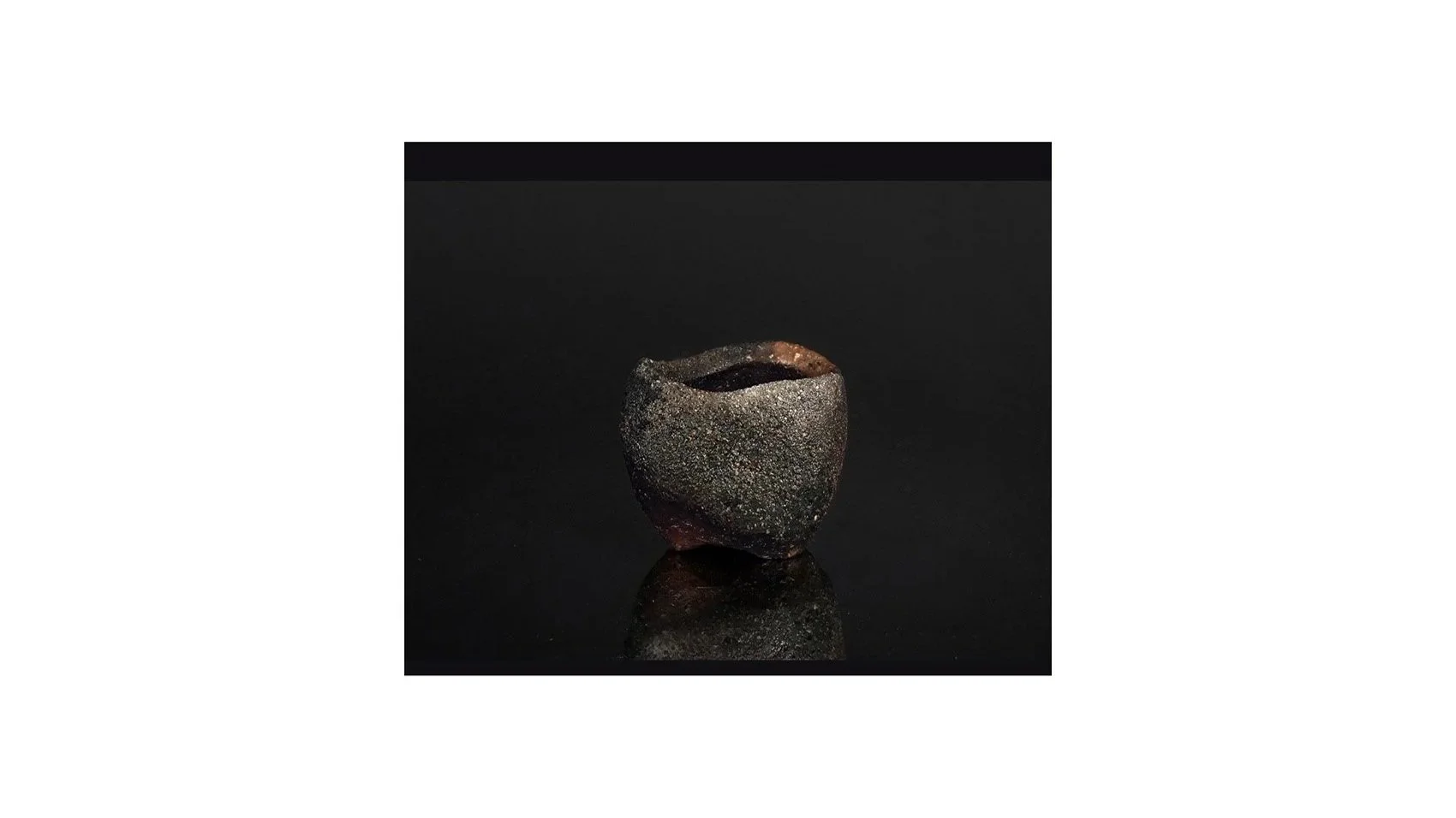 Takeuchi Yasuyuki (b. 1950). Black sake cup, Bizen ware, H 5.5 cm c W 6.6 cm. 