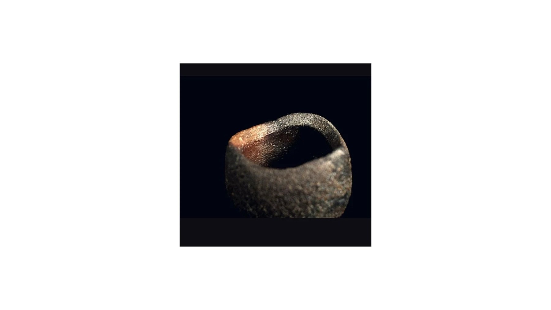 Takeuchi Yasuyuki (b. 1950). Black sake cup, Bizen ware, H 5.5 cm c W 6.6 cm. 