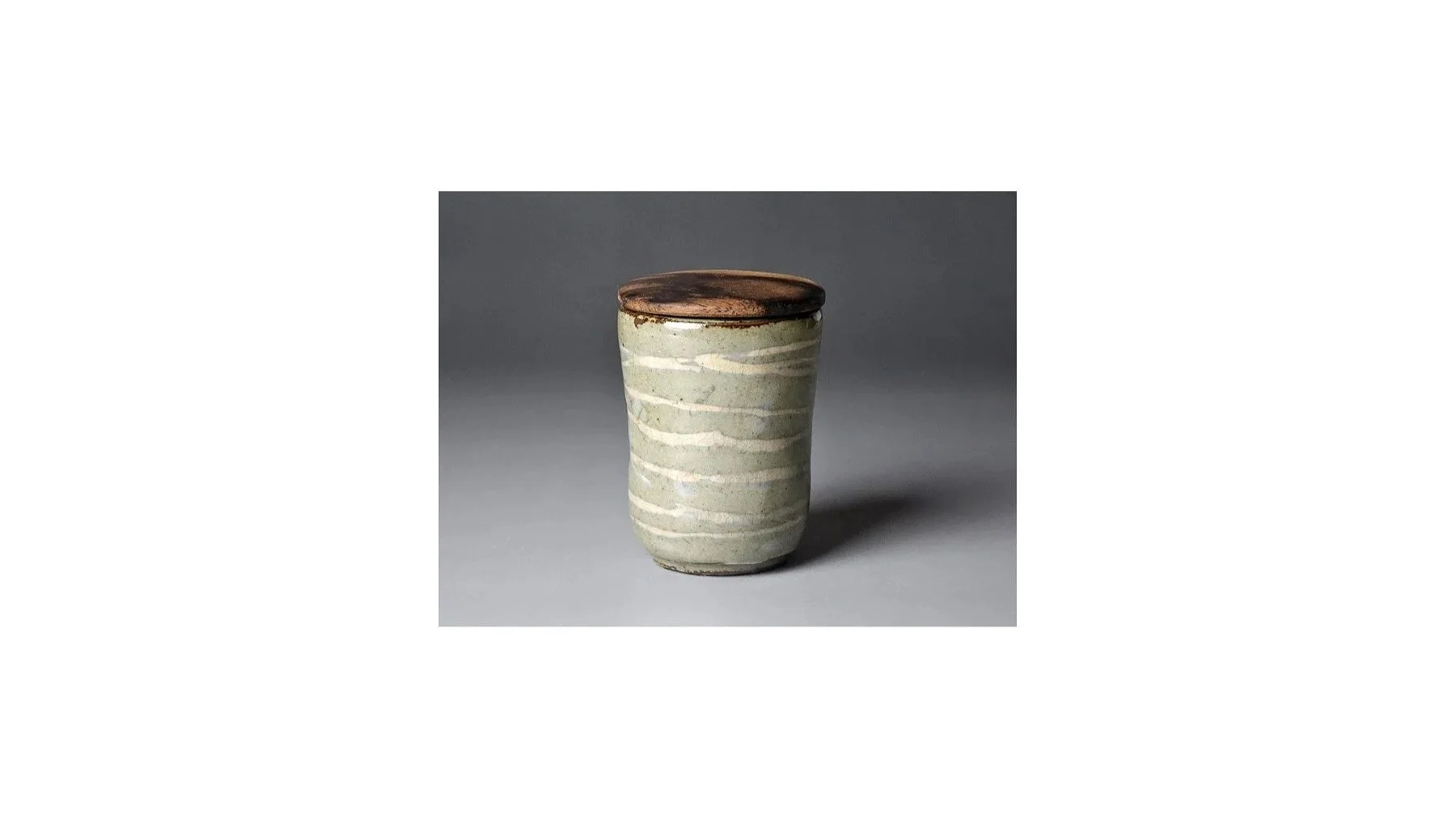 Nakamura Kohei (b. 1948), tea caddy with flowing design, stoneware with greenish and cream-colored glaze, H 6.8 cm x W 5.1 cm. 