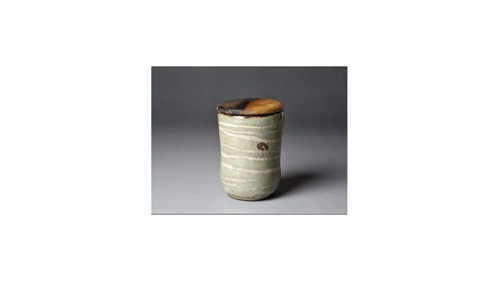 Nakamura Kohei (b. 1948), tea caddy with flowing design, stoneware with greenish and cream-colored glaze, H 6.8 cm x W 5.1 cm. 