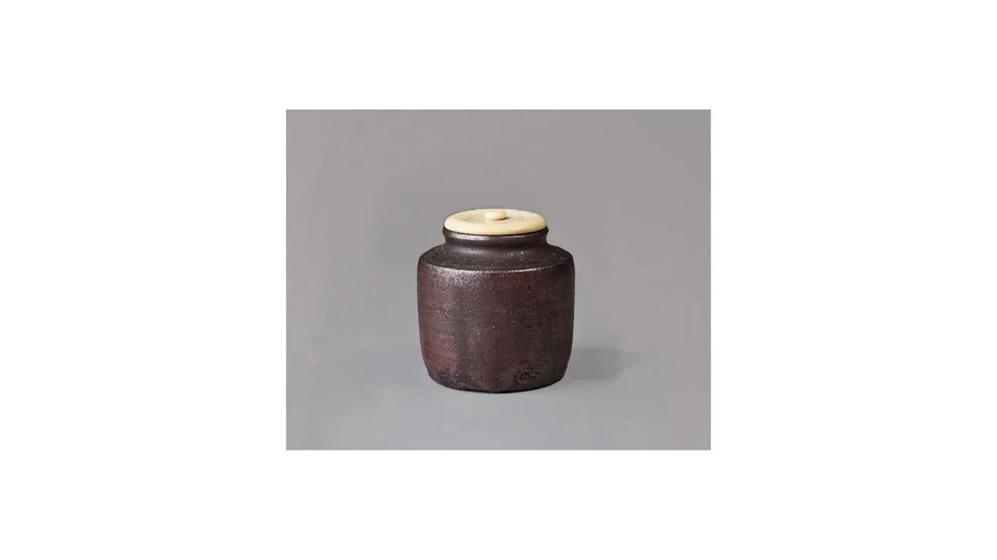 Artist unknown. Edo period tea caddy, Bizen stoneware with natural ash glaze, H 7.3 cm x body diameter 6.7 cm. 