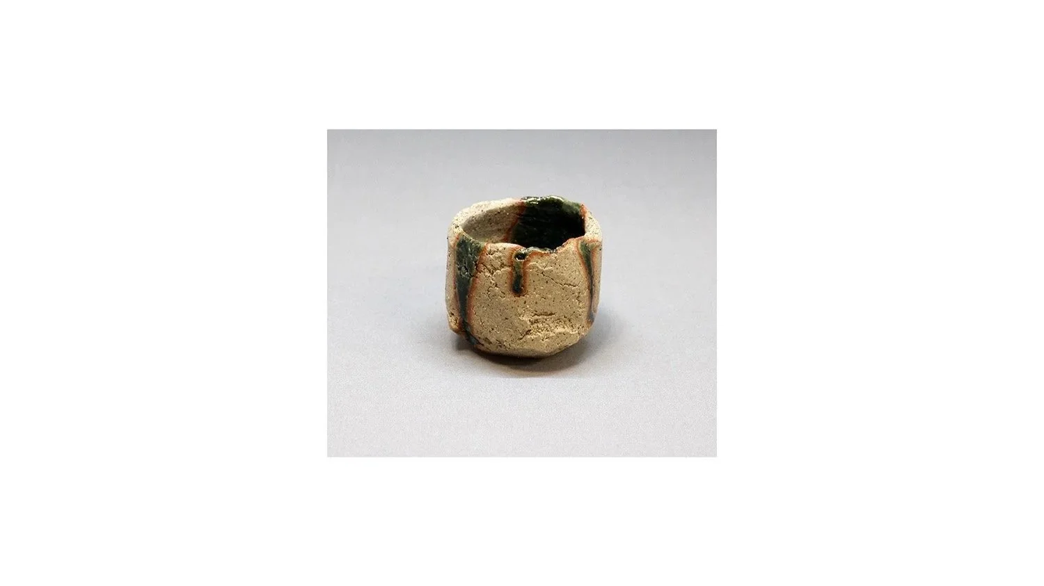 Kenji Takenaka (b. 1957), Oribe sake cup, Bizen stoneware, Oribe glaze, H 5.6 cm x W 6.2 cm