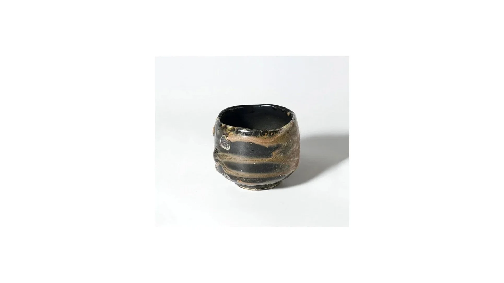 Baba Takashi (1983), Yohen Kuro sake cup, Bizen ware, H 5.9 cm x W 7 cm. 
