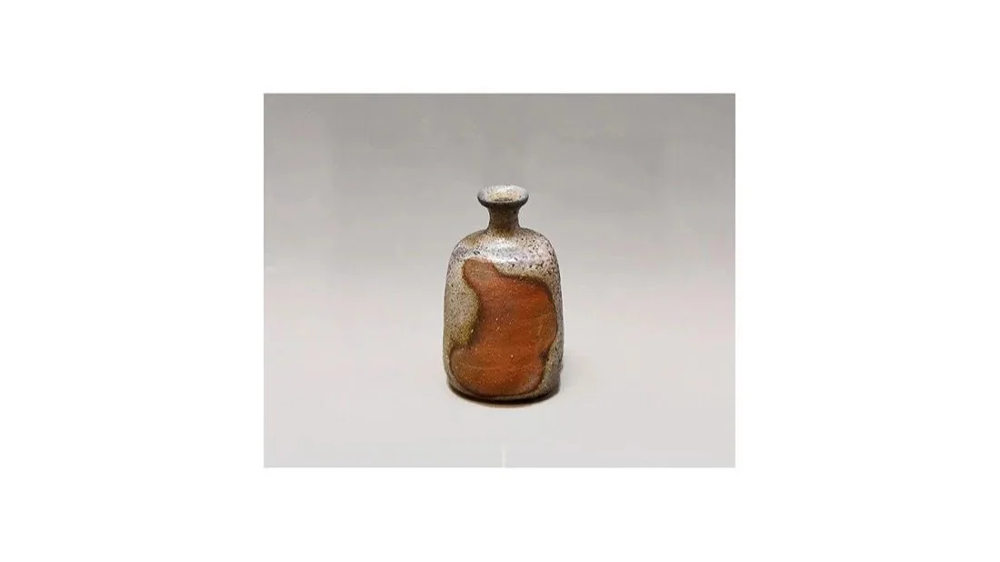 Wakimoto Hiroyuki (b. 1952), Yohen tokkuri, Bizen ware, H 13.2 cm x W 8 cm.