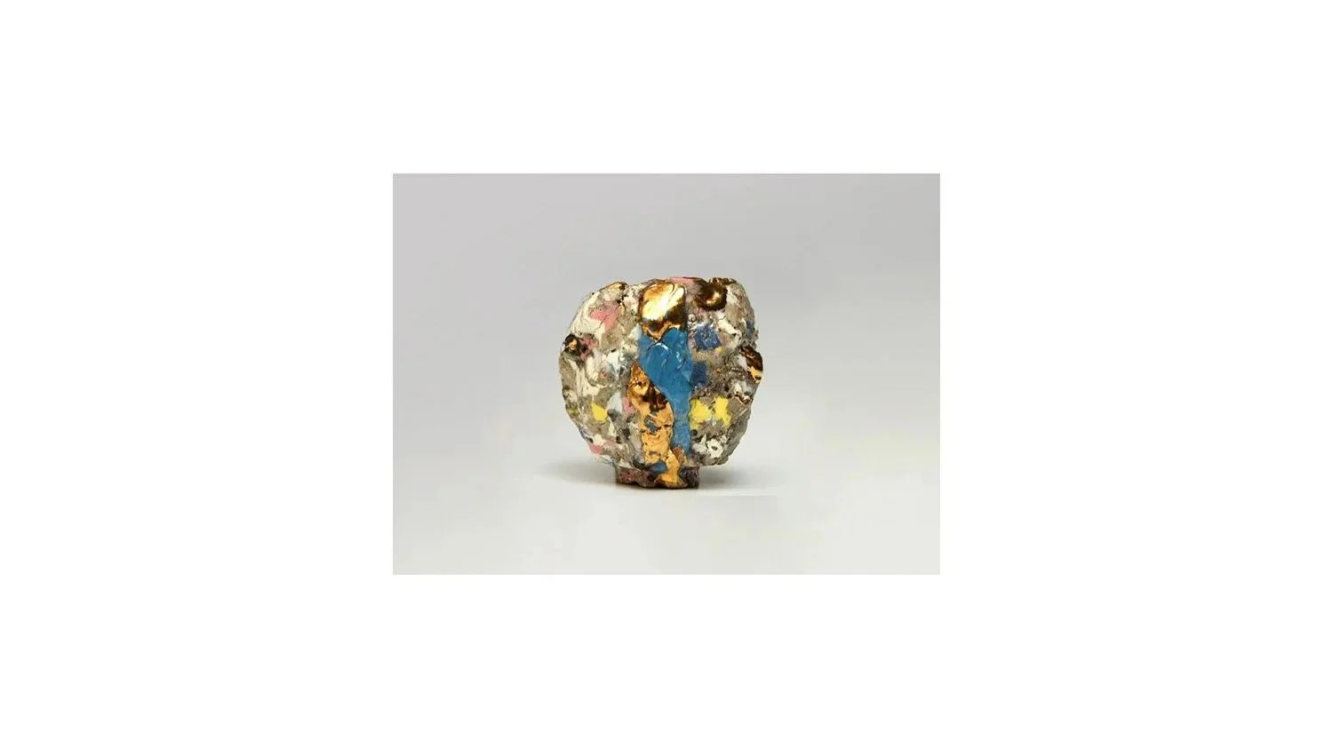 Ichikawa Toru (b. 1973), Sake cup with multi-color glazes and gold accents, H 7 cm x W 5.5 cm.