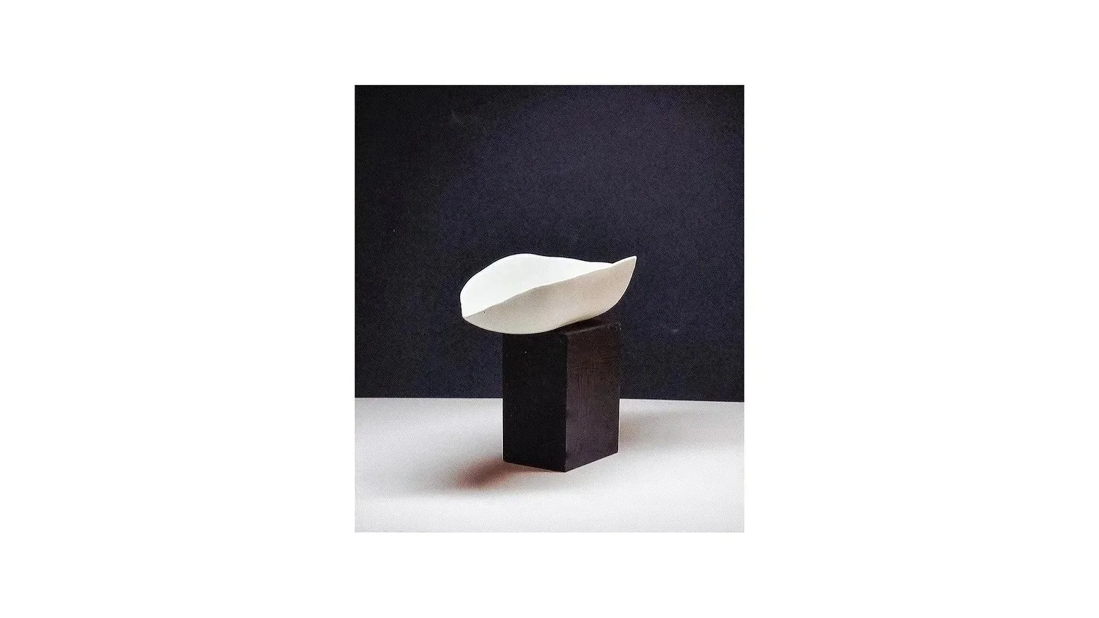 Roos van de Velde (Netherlands).  Elongated plate, porcelain, L 14 cm x W 10 cm. 