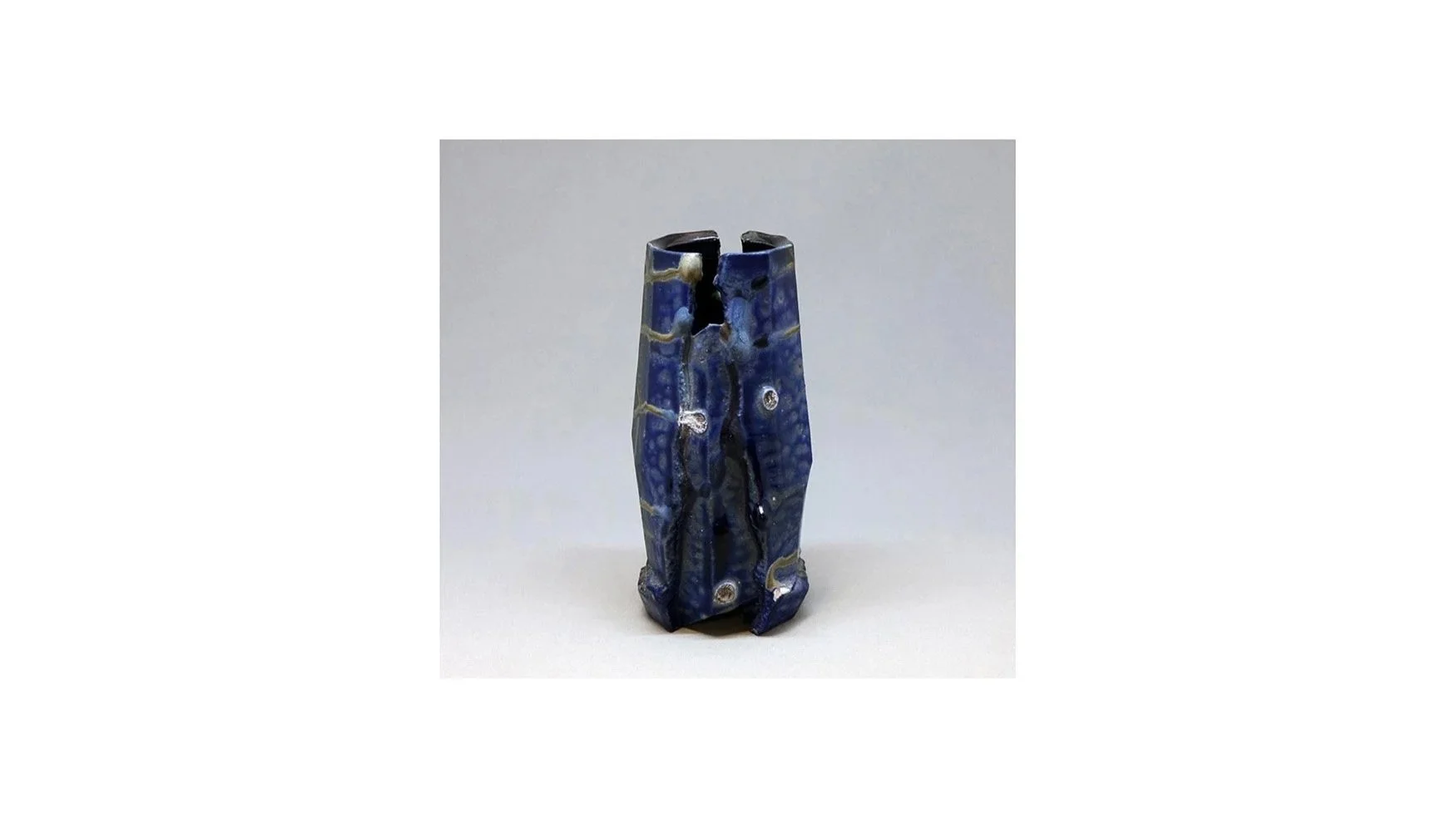 Takashi Baba (b. 1983), Vase from the Ao (blue) series, H 20 cm x W 9.1 cm. 