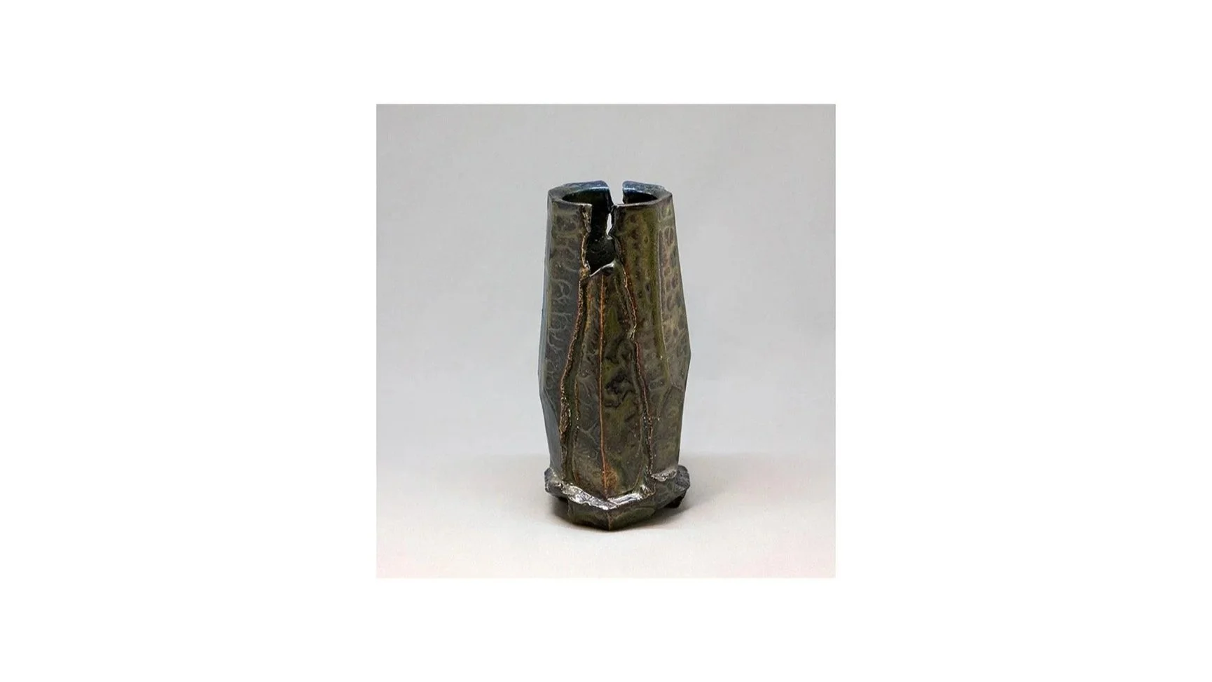 Takashi Baba (b. 1983), Vase from the Ao (blue) series, H 20 cm x W 9.1 cm. 