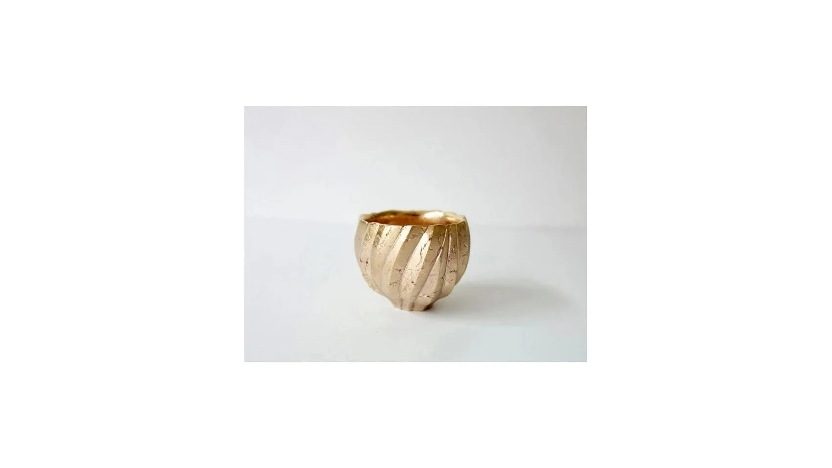 Takahashi Nami (b. 1973), Sake cup with gold and zaffer decoration, porcelain clay, cobalt-ore underglaze, gold overglaze, H 5 cm x W 6.5 cm.