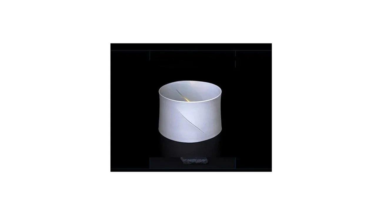 TARUTA Hiroshi (b. 1987), Lid rest, porcelain with linear cutout, H 7 cm x W 11 cm.