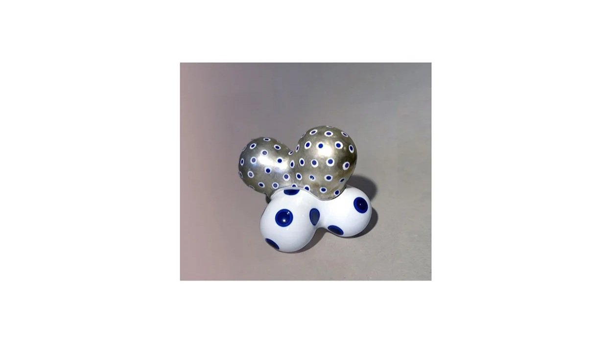 Nakashima Harumi (b. 1950), Sculptural container, white and silver porcelain decorated with blue polka dots, H 16 cm x W 13 X D 13 cm.