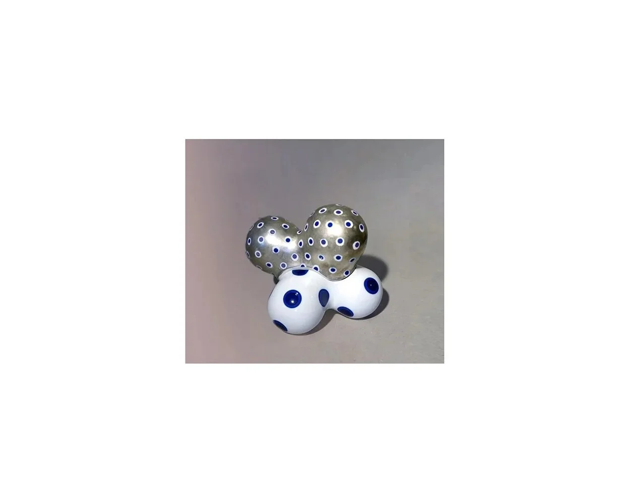 Nakashima Harumi (b. 1950), Sculptural container, white and silver porcelain decorated with blue polka dots, H 16 cm x W 13 X D 13 cm.