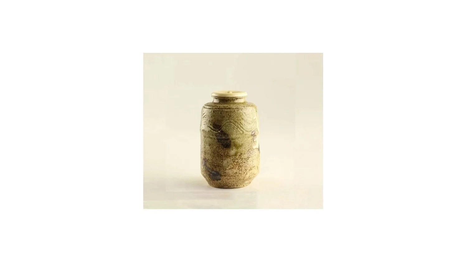 Kato Tokuro (1898-1985), Iga Mino tea caddy, stoneware with iron-oxide and Shino glaze, H 9.5 cm x W 5.8 cm. The "Ichimusai" mark specific to Kato Tokuro at the base.
