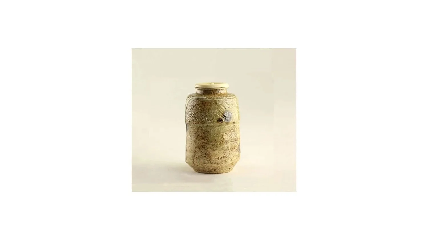 Kato Tokuro (1898-1985), Iga Mino tea caddy, stoneware with iron-oxide and Shino glaze, H 9.5 cm x W 5.8 cm. The "Ichimusai" mark specific to Kato Tokuro at the base.