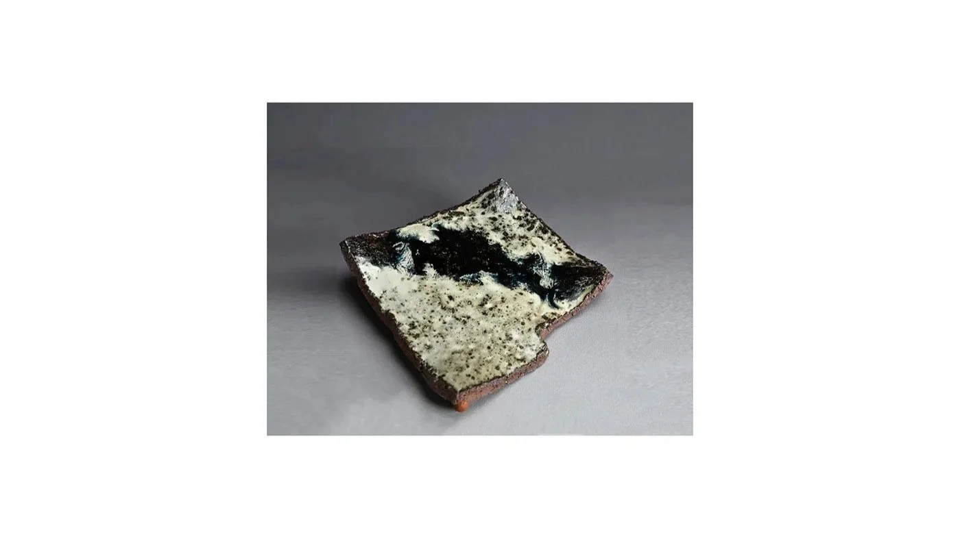 Nakagawa Jinenbo (1953-2011), Chosen-style Karatsu platter, wood-fired stoneware with mottled and splashed glaze textures, 31 x 31.5 x 5.5 cm. 