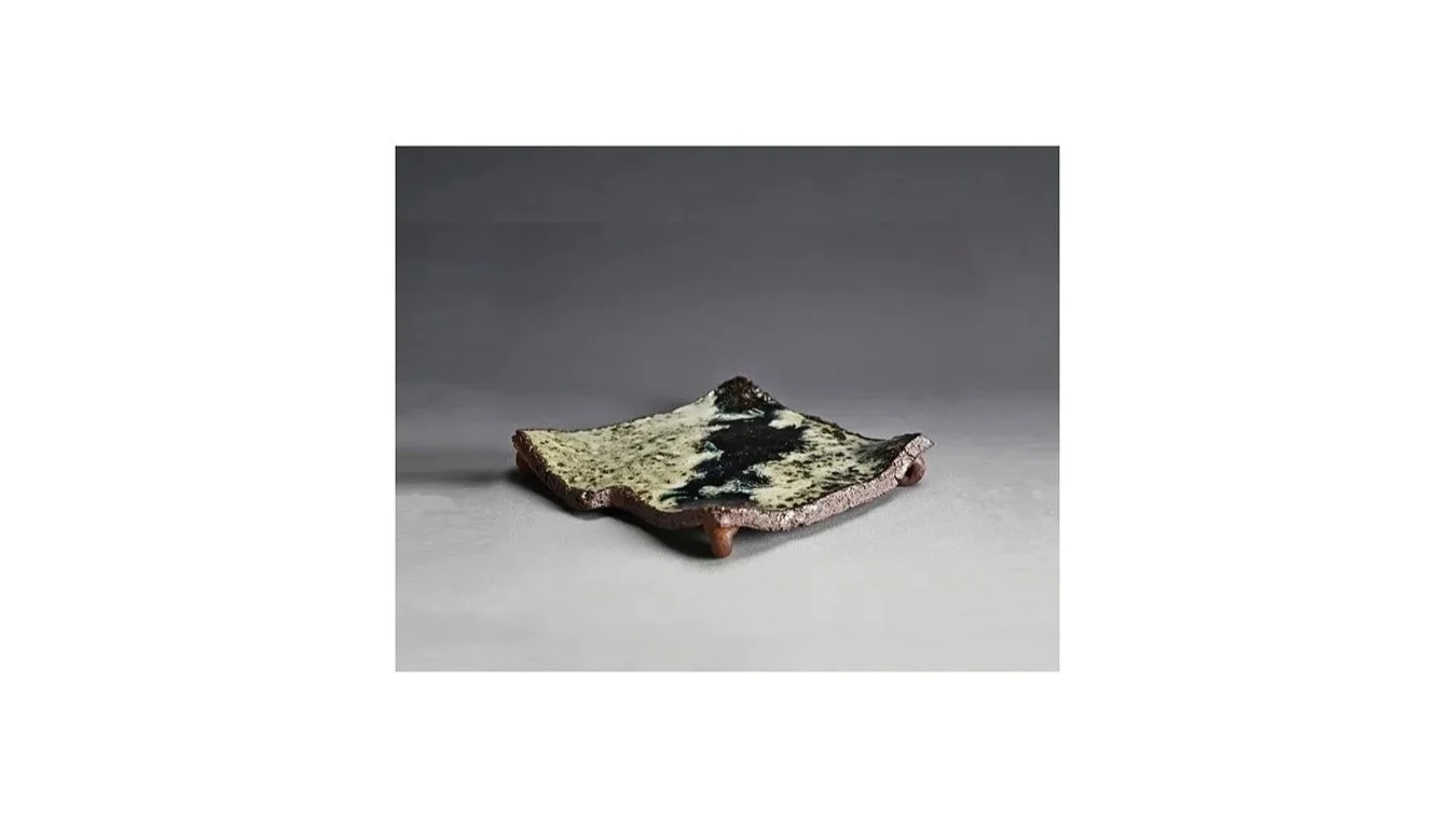 Nakagawa Jinenbo (1953-2011), Chosen-style Karatsu platter, wood-fired stoneware with mottled and splashed glaze textures, 31 x 31.5 x 5.5 cm. 