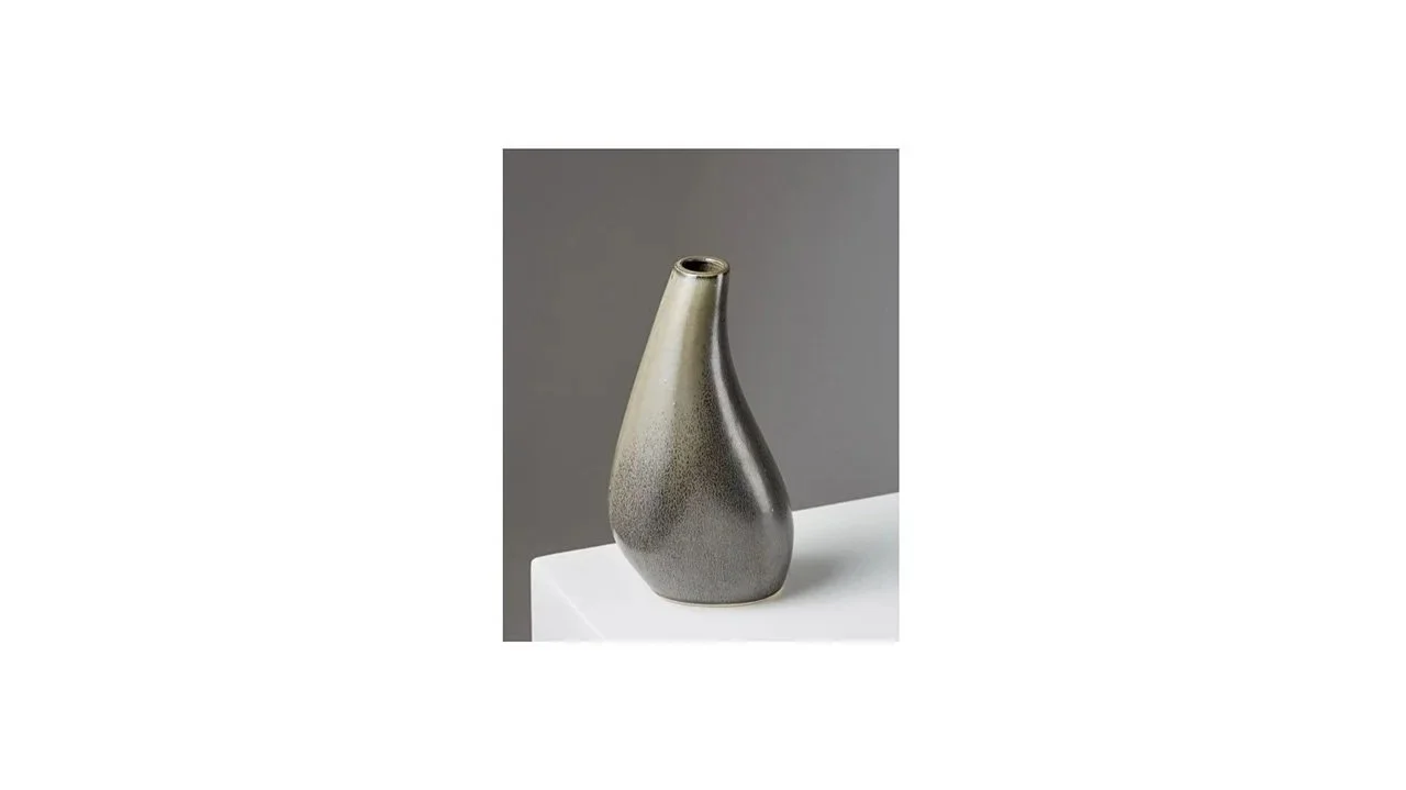 Kumakura Junkichi (1920-1985), Sculptural vase with ‘hare’s fur’ tenomoku glaze, H 24 cm x W 12.5 cm. 