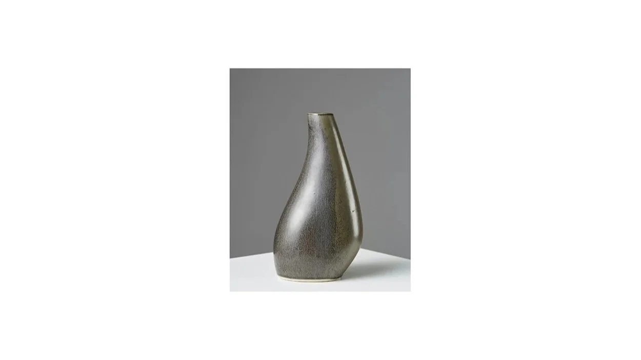 Kumakura Junkichi (1920-1985), Sculptural vase with ‘hare’s fur’ tenomoku glaze, H 24 cm x W 12.5 cm. 