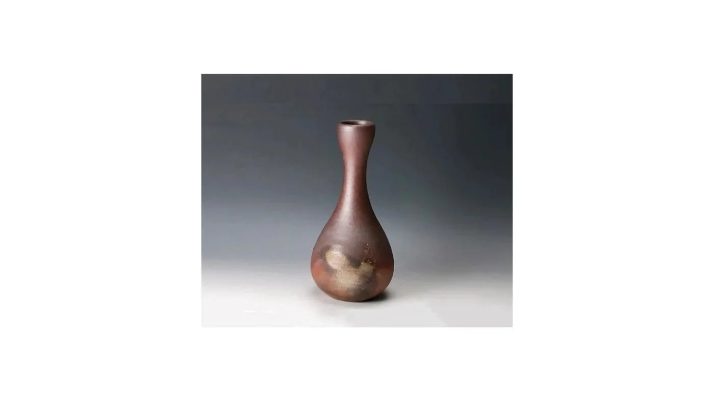 Isezaki Jun (1936-2026), Single flower vase, Bizen ware, wood-fired, natural ash glazes, H 23.5 cm x W 11 cm.
