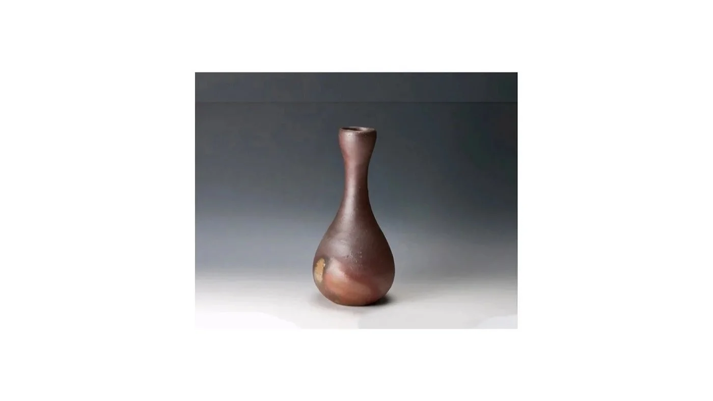 Isezaki Jun (1936-2026), Single flower vase, Bizen ware, wood-fired, natural ash glazes, H 23.5 cm x W 11 cm.