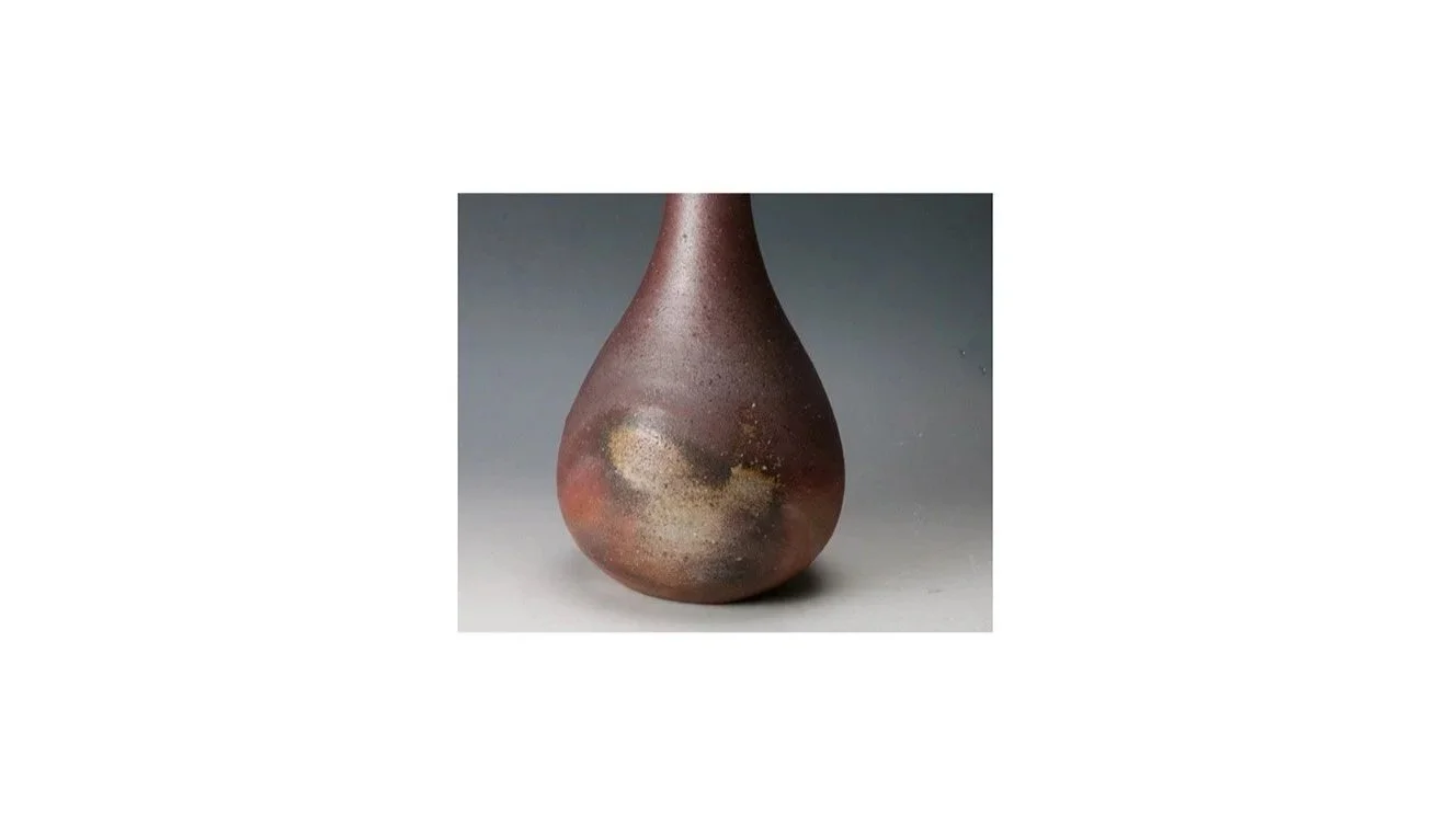 Isezaki Jun (1936-2026), Single flower vase, Bizen ware, wood-fired, natural ash glazes, H 23.5 cm x W 11 cm.