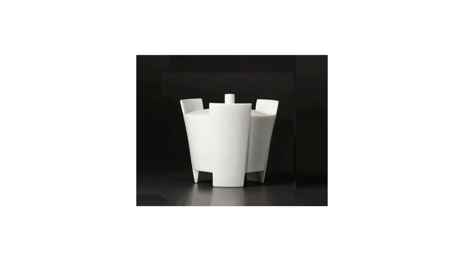 Inoue Manji (1929-2025), White tsukitate incense burner (kogo) circa 1980s, porcelain, H 12.5 cm x W 13.4 cm. 