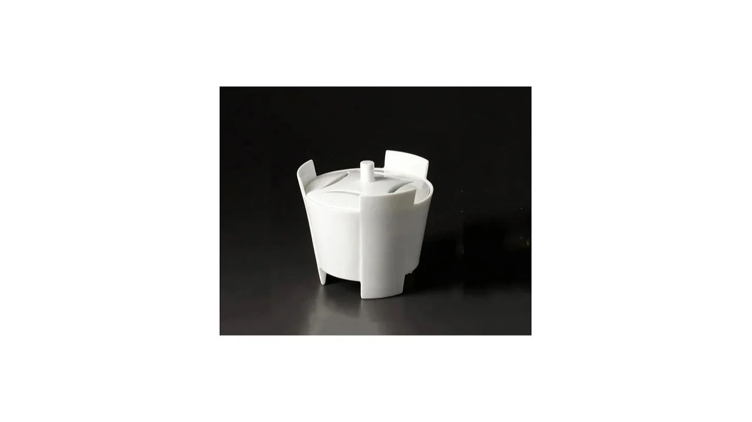 Inoue Manji (1929-2025), White tsukitate incense burner (kogo) circa 1980s, porcelain, H 12.5 cm x W 13.4 cm. 