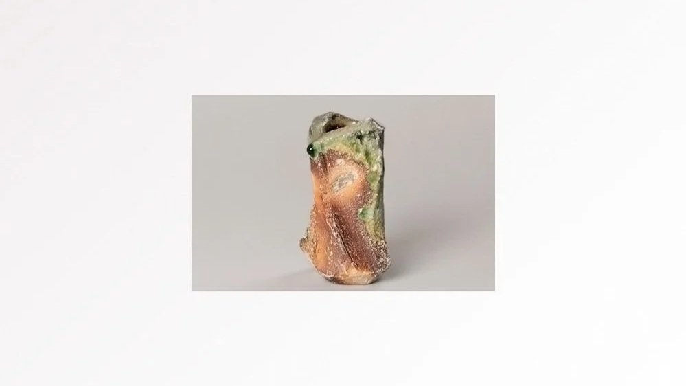 ATARASHI Manabu (b. 1973), Vase, natural ash glazes, H 14.7 cm x W 9.3 cm.