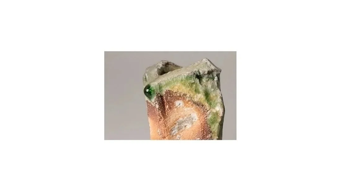 ATARASHI Manabu (b. 1973), Vase, natural ash glazes, H 14.7 cm x W 9.3 cm.