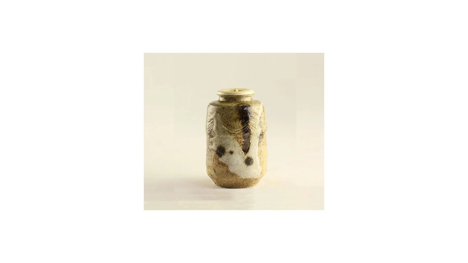 KATO Tokuro (1898-1985), Iga-Mino style tea caddy, iron-oxide and Shino glaze, H 9.5 cm x W 5.8 cm. 