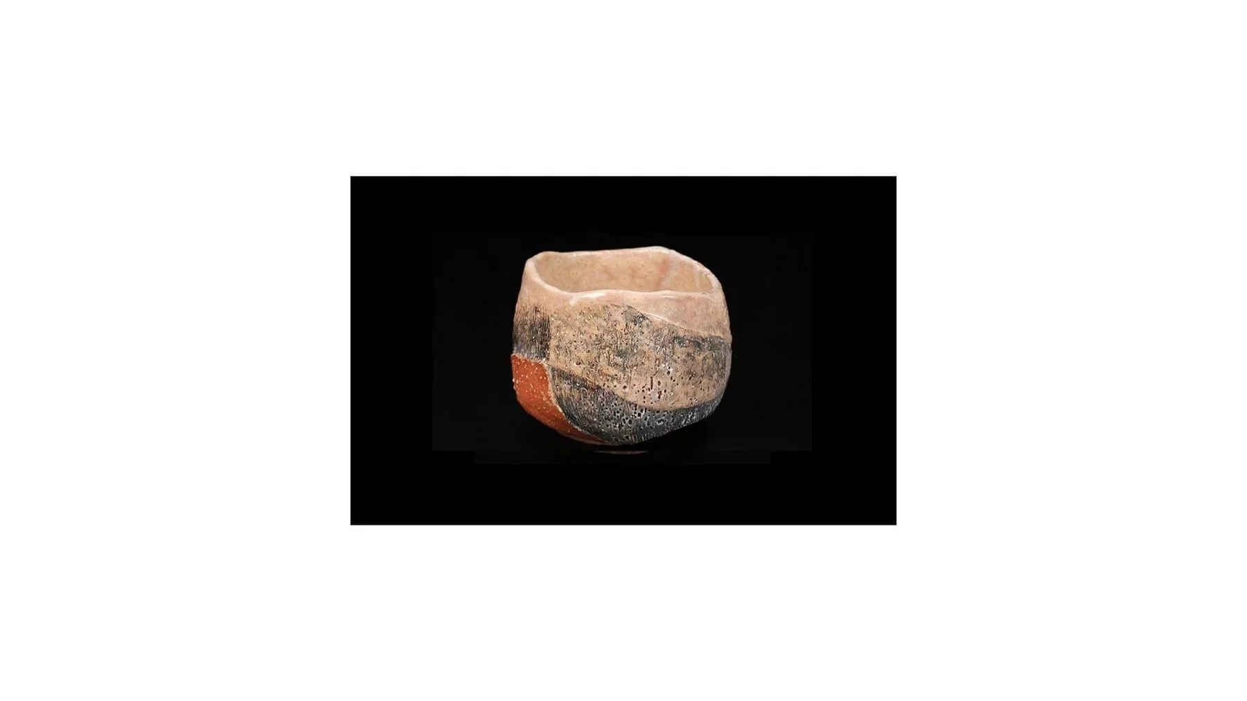 SAKA Koraizaemon XII (1949-2004), tea bowl with incised sections and scratch design, H 9.8 cm x 13.2 cm.
