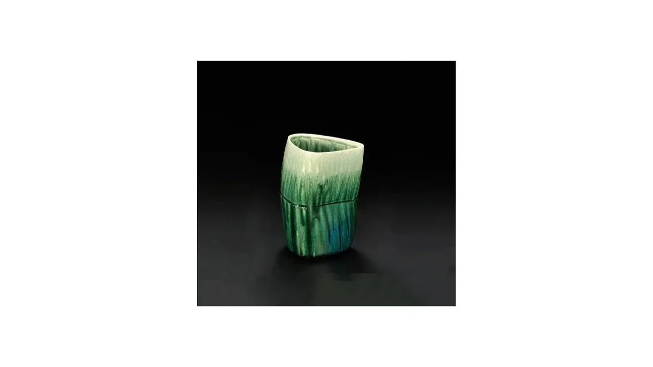 Suzuki Tetsu (b. 1964), Oribe vase with green glaze, H 22 cm x W 15.5 cm. 