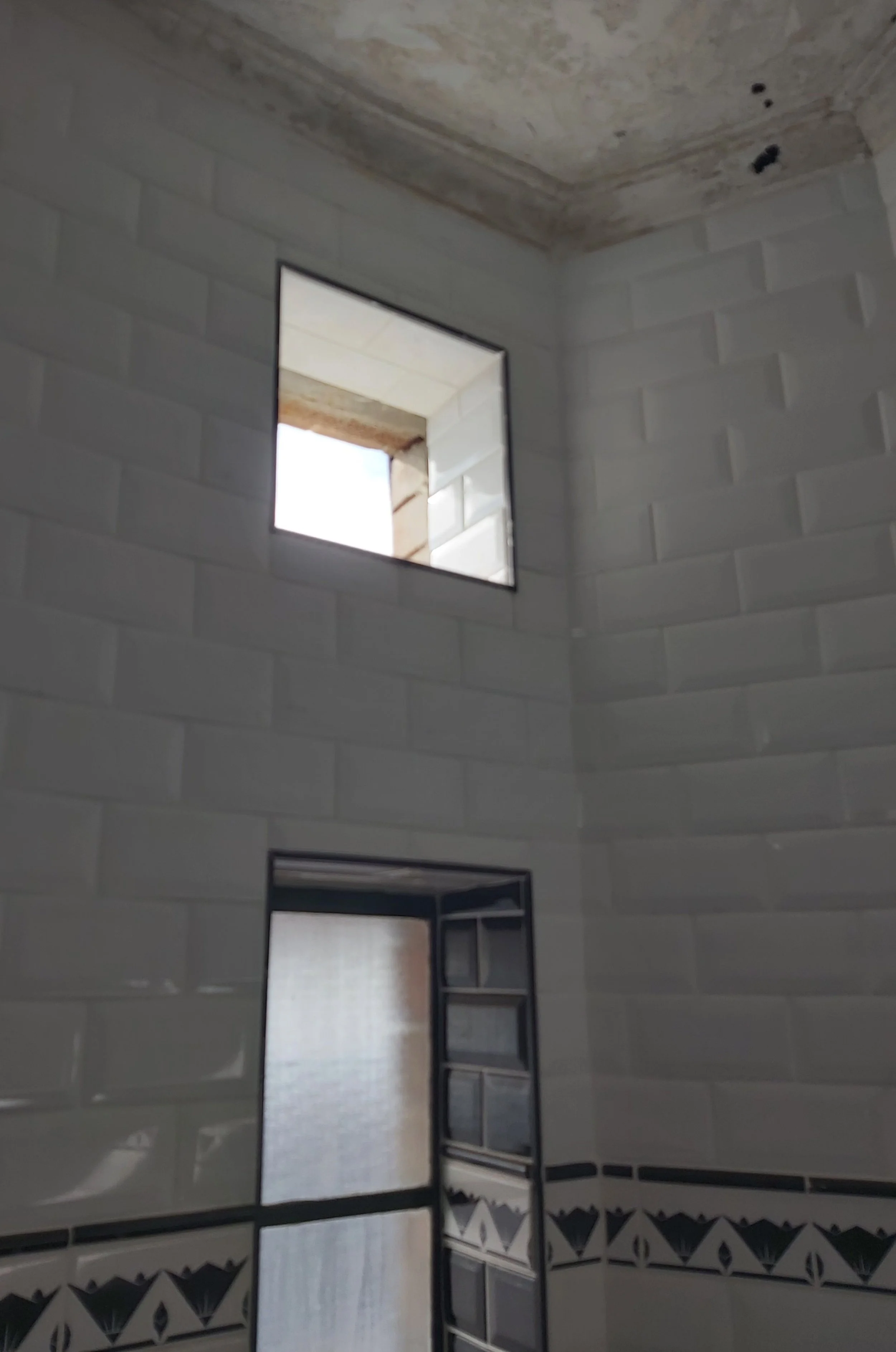 Donna's bathroom before.jpg