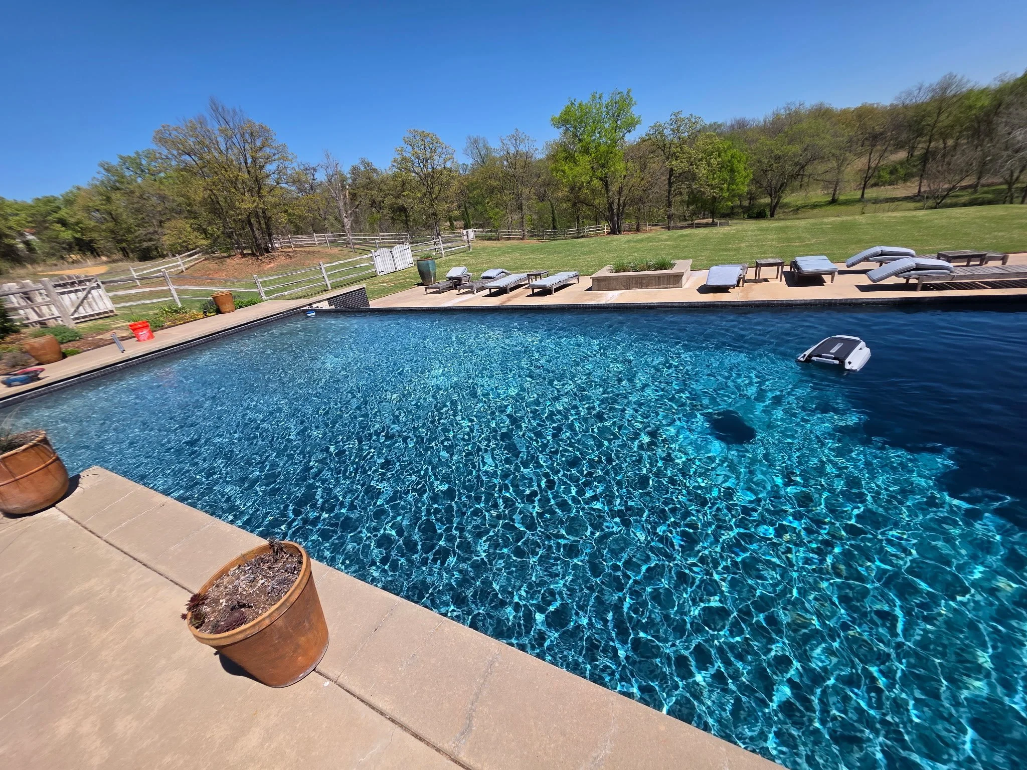 Swimming pool cleaning with a filtration system and vacuum hose, water circulation in progress.