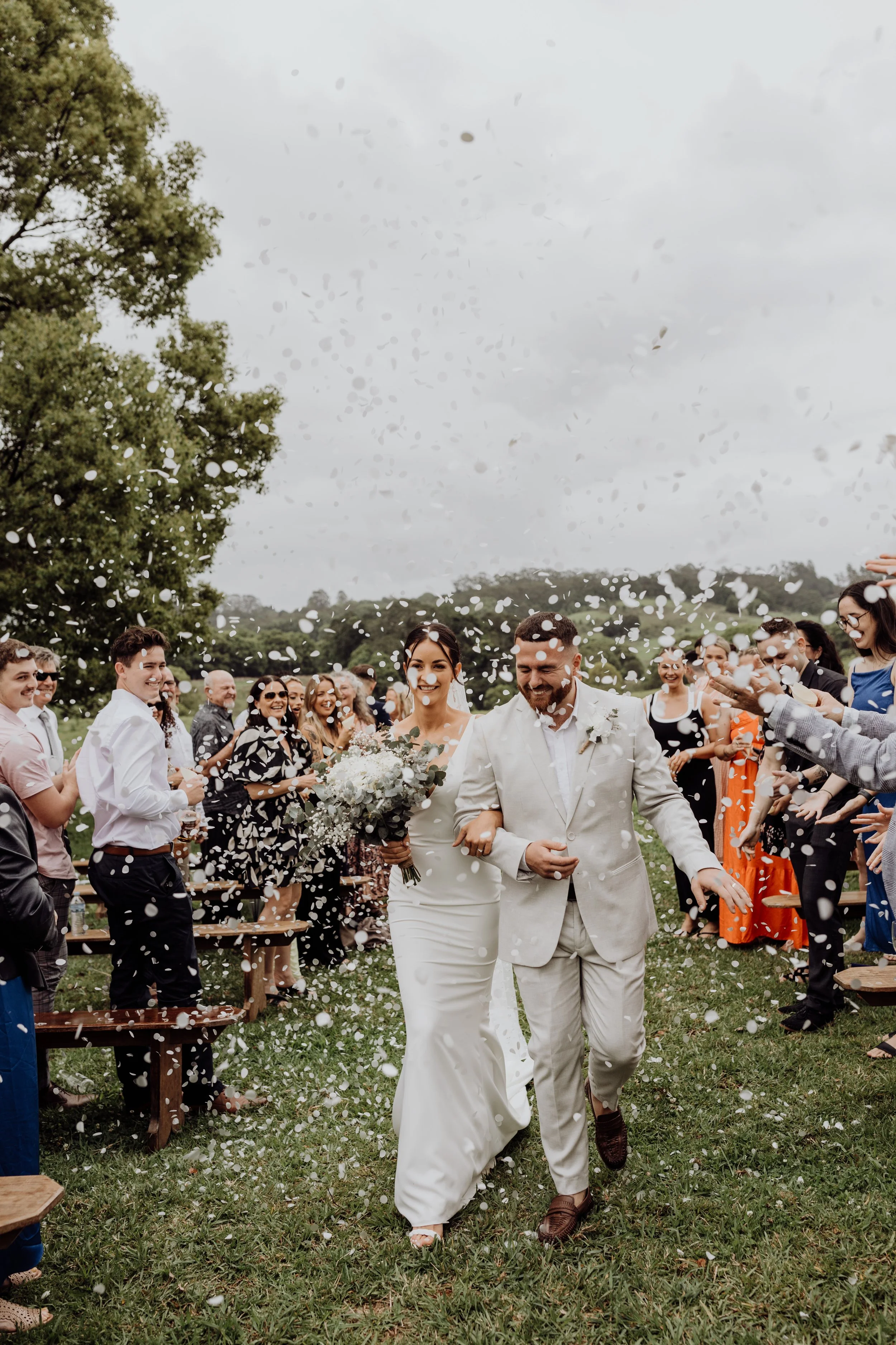 wedding ceremony confetti toss
