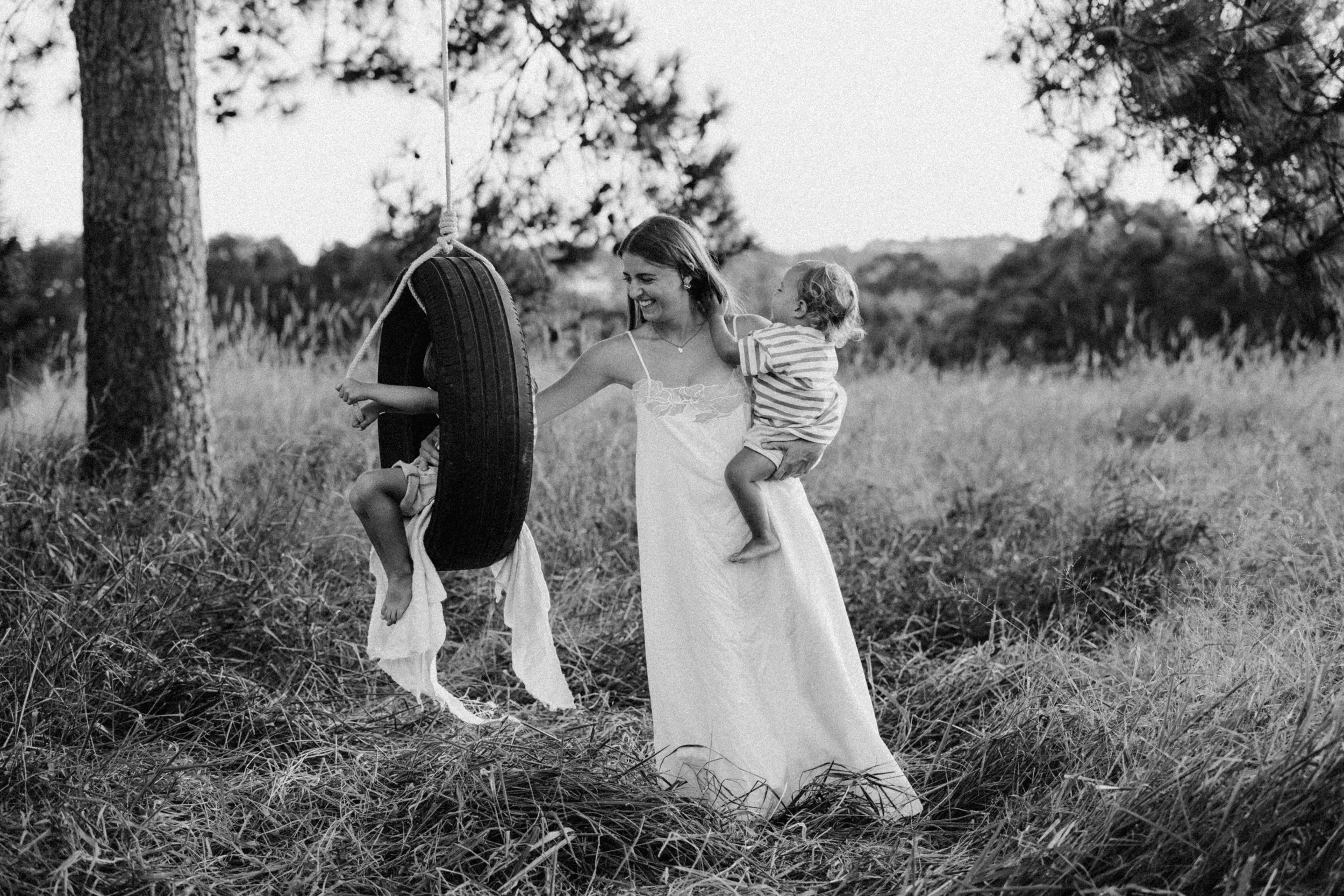 Mum and children portraits field
