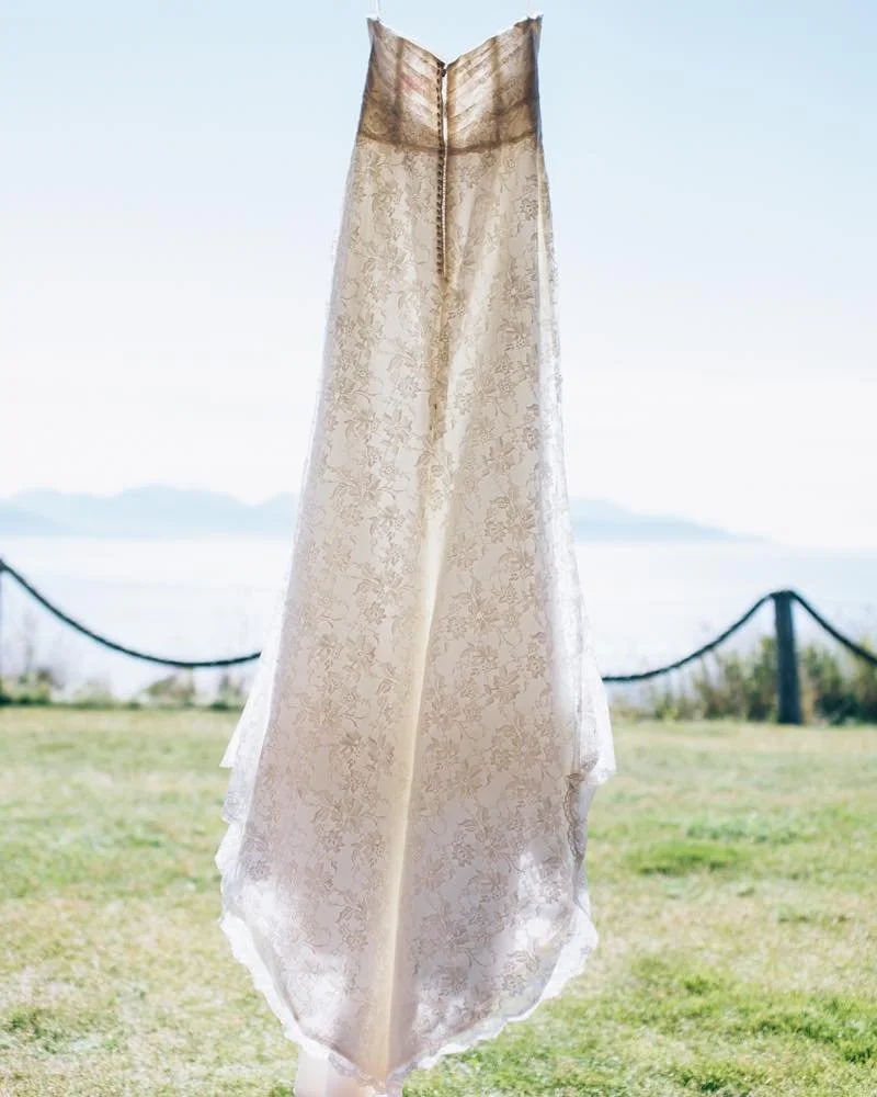 Say hello to this stunner! 
This gown will be featured in our upcoming consignment bridal pop-up, ready for a second walk down the aisle! 
Timeless, elegant, and ready for a new bride. 
Come try her on!  #alaskabride