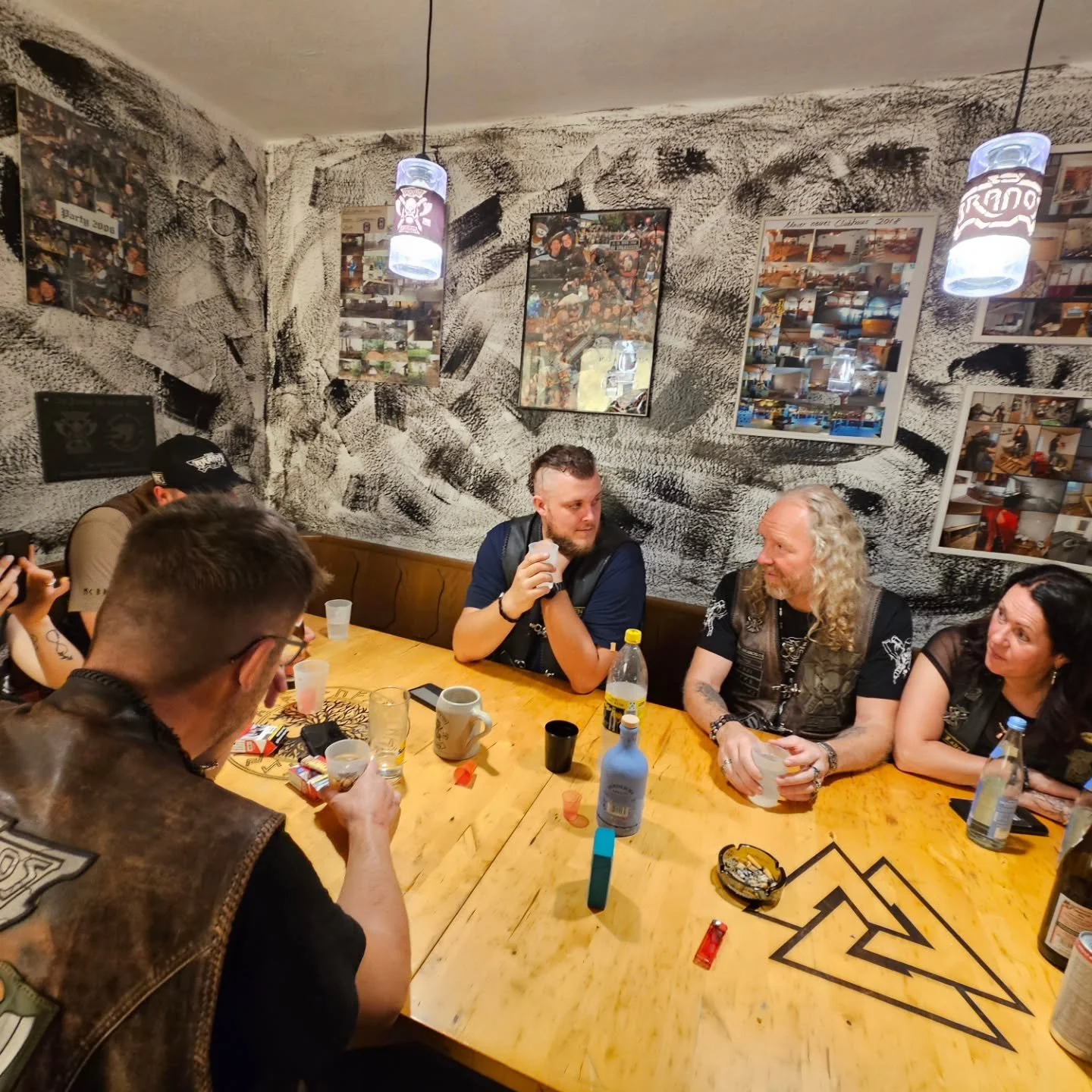 Prospect Chris vom @hammer_of_thor_mc_hollen bei uns zu Gast! Lockere 735km Fahrt am St&uuml;ck.
Respekt, Ehre und Freundschaft!
Ab morgen folgt die Arbeit f&uuml;r ihn 😎