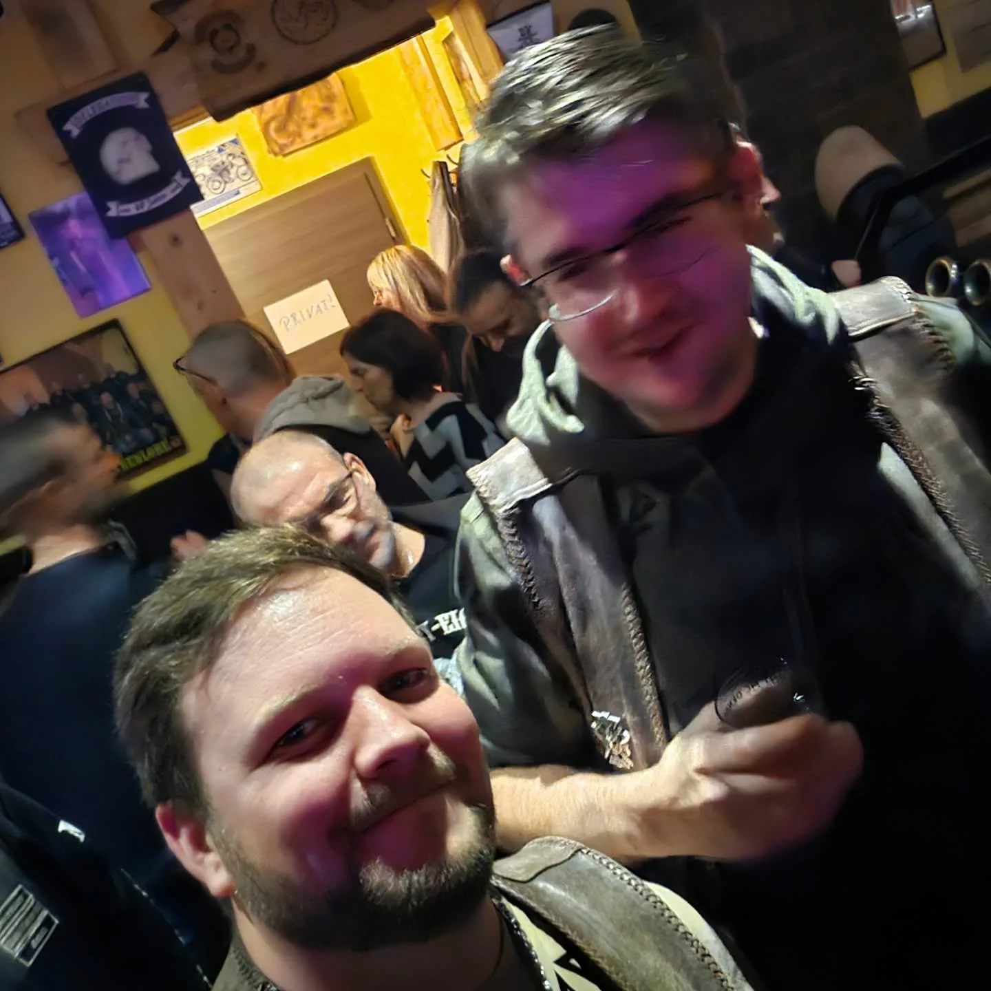 Vize Basti und Secretary Chriss bei den MC Eighty-Eight Dennenlohe zui ihrer Winterparty!
Die Stimming war wie immer super und die Band hat auch so richtig das Clubhaus zum Beben gebracht!
Immer wieder sch&ouml;n 😁